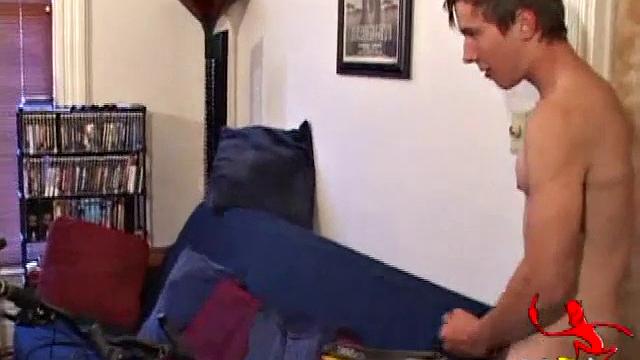 потный велосипедист эндрю дрочит, кончает на седло и слизывает сперму