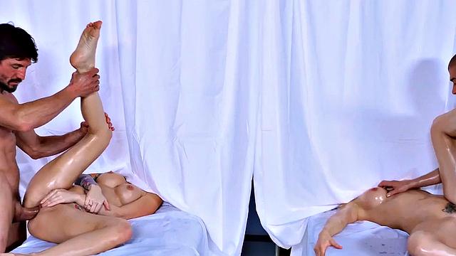 Умелицы сквирта скачут и отсасывают, будто на премию месяца