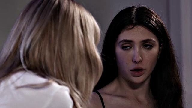 волосатая развратница устроила двойной замес на диване - скучно не будет