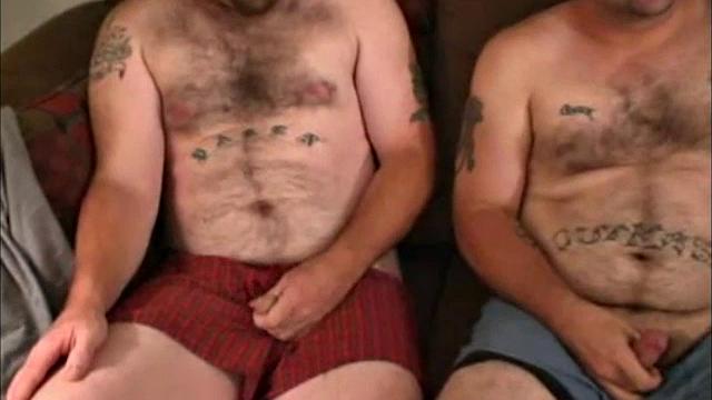 Два зрелых парня дрочат друг другу и кончают на камеру - гей хэндджоб от Сэма и Даррина.