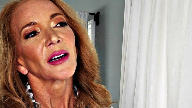 похотливая бухгалтерша затаскивает молодого парня на жёсткий анал прямо в офисе