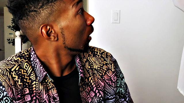 похотливая бухгалтерша затаскивает молодого парня на жёсткий анал прямо в офисе