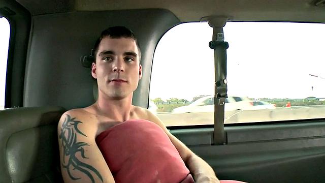 натуральный качок дрочит и щедро кончает на мужика