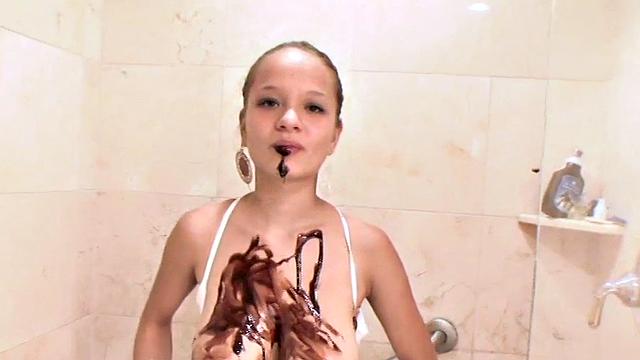 paris milan покрыта шоколадом соблазняет себя в душе