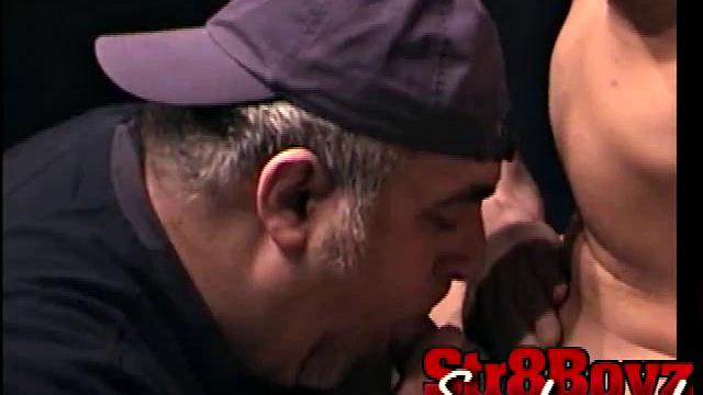 Брутальный спортсмен жестко трахает парня в рот, пока не кончает на лицо взрослому любовнику.