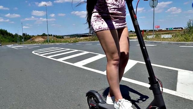 Лара Фокс теряет контроль и доводит себя до экстаза