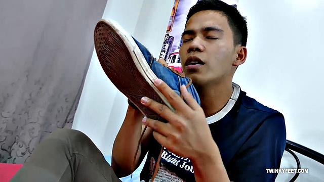 Marcon wanks to feet