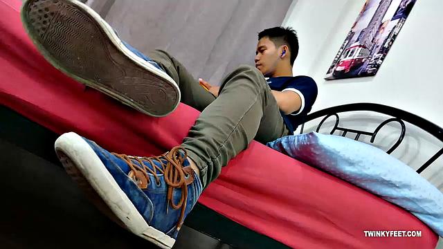 Marcon wanks to feet