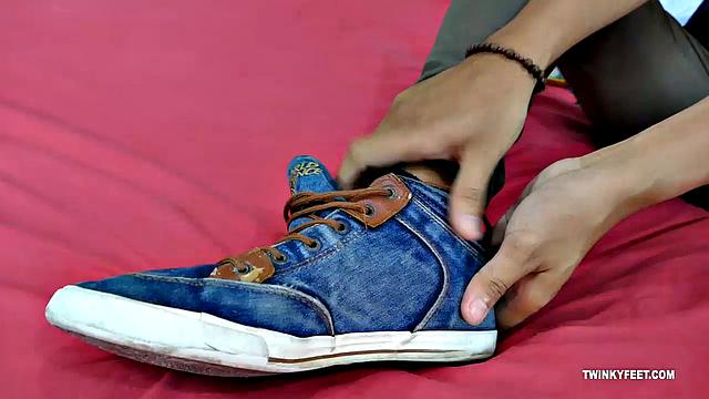 Marcon wanks to feet