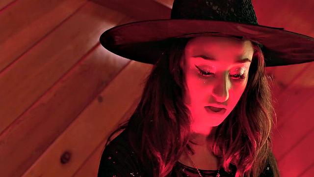 Пышная лесби устраивает фейсситтинг на вечеринке в честь Хэллоуина