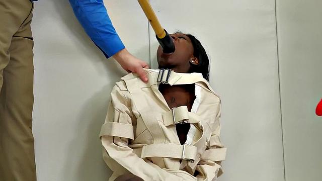 kay love болтается под потолком, шутит про бдсм и ловит сливки на лицо в жёстком тройничке