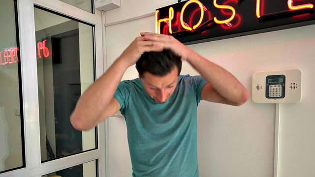 брюнетка-путешественница трахается с хозяином хостела на скрытую камеру