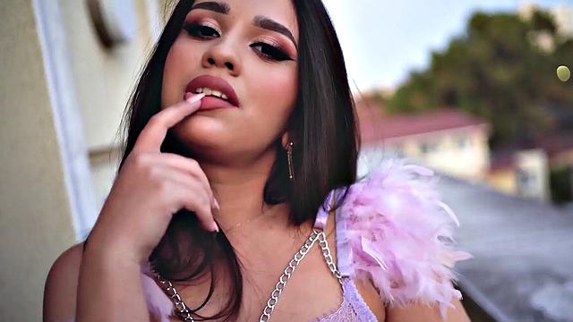 брюнетка в белье трахается жёстко на видео