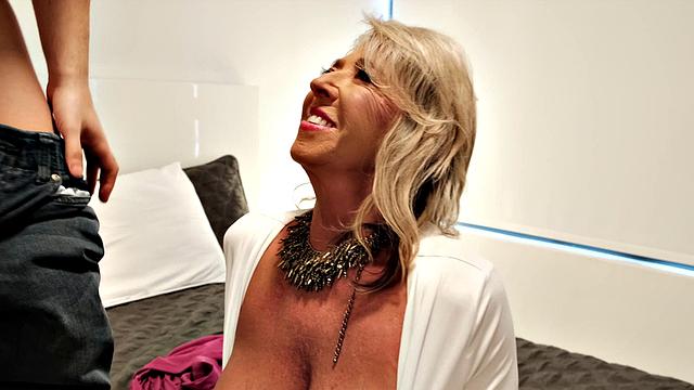 мамаша решила, что массаж - отличная прелюдия для секса с пасынком