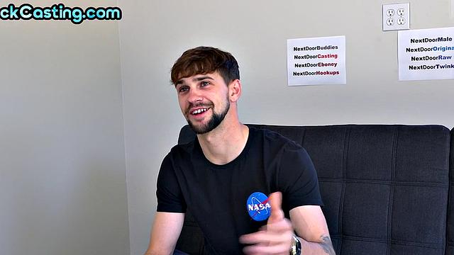 татуированный парень дрочит на кастинге, как звезда