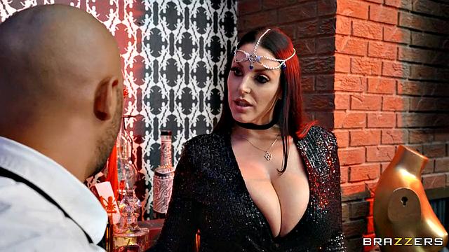 Анжела Уайт соблазняет Оливера Дэвиса и доводит до безумия страсти у бильярдного стола.