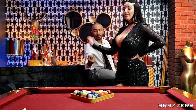 Анжела Уайт соблазняет Оливера Дэвиса и доводит до безумия страсти у бильярдного стола.