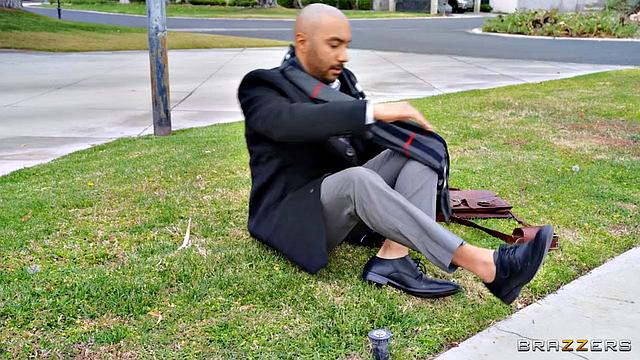 Анжела Уайт соблазняет Оливера Дэвиса и доводит до безумия страсти у бильярдного стола.