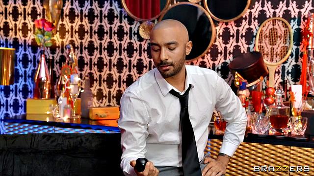 Анжела Уайт соблазняет Оливера Дэвиса и доводит до безумия страсти у бильярдного стола.