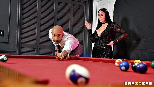 Анжела Уайт соблазняет Оливера Дэвиса и доводит до безумия страсти у бильярдного стола.