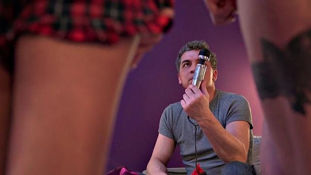 две страстные брюнетки в хостеле не могут насытиться огромным белым членом