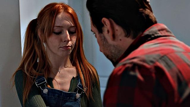 отчим и соцработник трахают рыжую мэди коллинз втроем