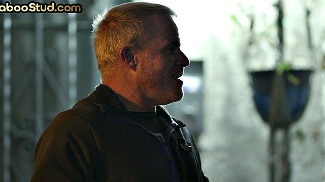 зрелый отчим жестко трахает взрослого пасынка в спальне