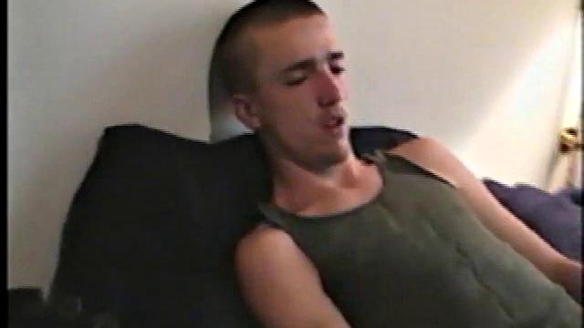 смотри, как демитри дрочит и заливает спермой