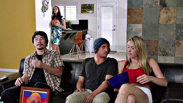 жаркая латинская мамаша трахает парня дочери своими огромными сиськами