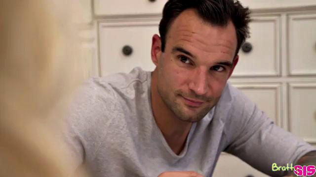 игра на раздевание выходит из-под контроля - маккензи мозз кончает от жесткого траха