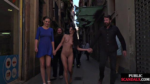 Зрелая развлекает народ на пляже: голая прогулка с перчинкой юмора.