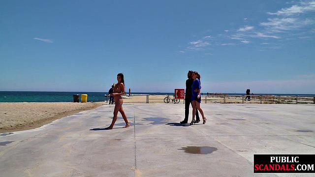 Зрелая развлекает народ на пляже: голая прогулка с перчинкой юмора.