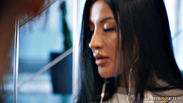 напряжение на пределе: страстный секс между сводными взрослыми