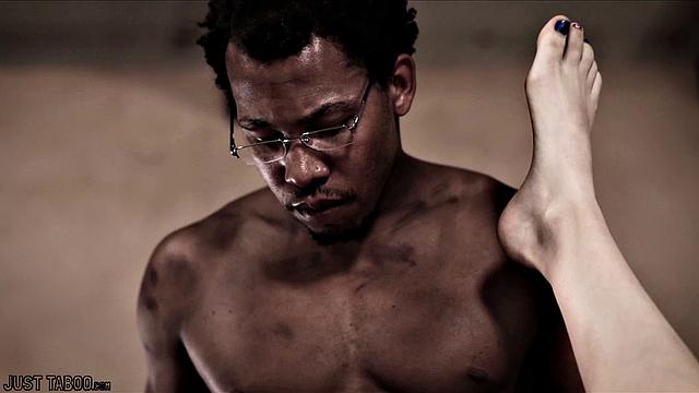 слепая блондинка принимает незнакомца за врача и трахается дома