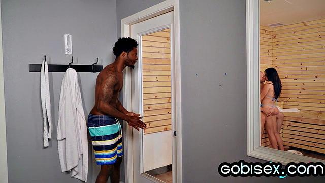 Amateur big-ass babe pounded in 3way