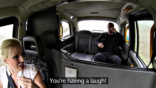 жадная до сенсаций блондинка раздвигает ноги ради скандальной истории