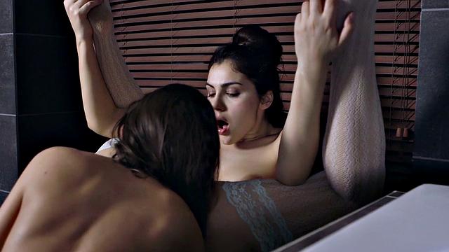 Big Naturals Valentina Nappi In Lingerie Made Hot Girlfriend's Pussy Cream With Rough Fingering