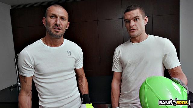 Шалина заманила двух сантехников и устроила им жаркий трах втроем