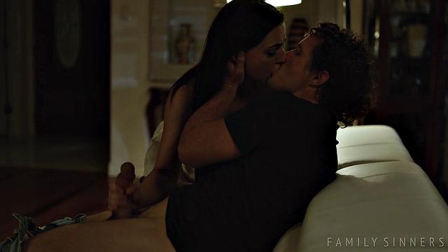 Сестра изменяет мужу с братиком на диване, пока никто не видит - Whitney Wright и Robby Echo шутят, но трахаются по-взрослому.