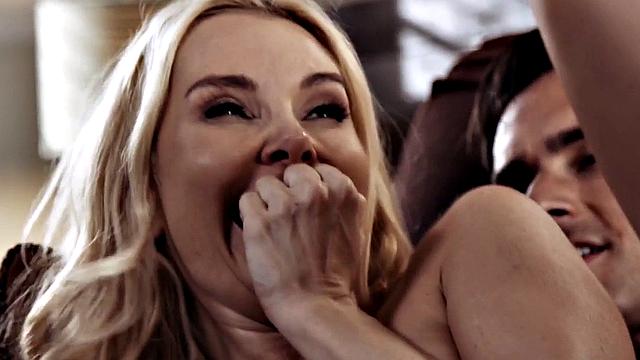 Sexy blonde gets pussylicking by BFF