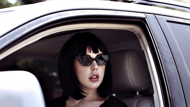 Блондинка зовёт подругу полизать киску - ну а сериалы подождут