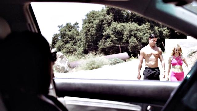 Sexy blonde gets pussylicking by BFF