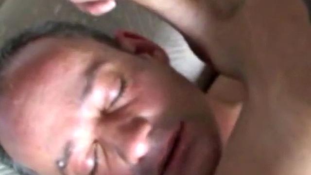 татуированный немец трахается с парнем без резинки и кончает ему на лицо