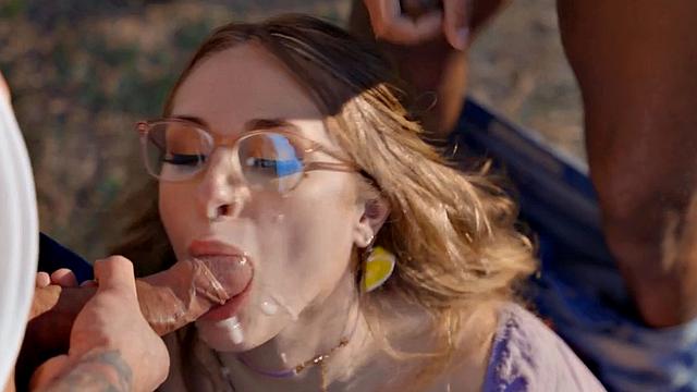 Огромные сиськи, похотливая шлюха - толпа мужиков кончает ей на лицо