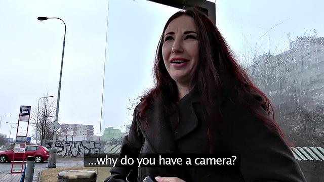 Innocent lady with natural身uts