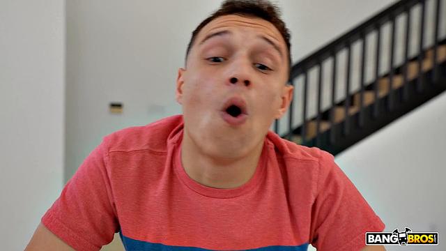 Дрочу на мачеху, пока она крутит велотренажёр, а потом трахаю её на диване.