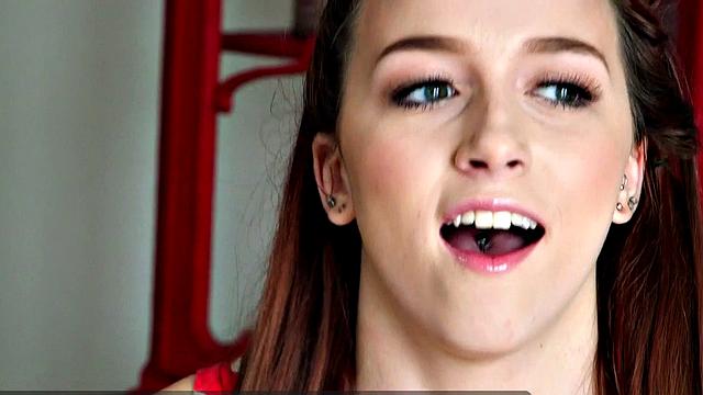 рыжая serenity раздвигает ноги и жаждет, чтобы её обожали и трахали