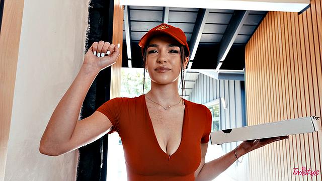 геймерша забила на игру, когда пиццамейкерша залезла под стол