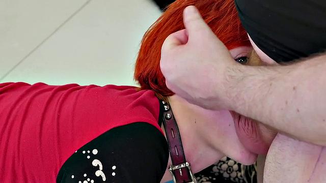 связанная брюнетка жестко отдается в анал и пьет мочу в тройничке