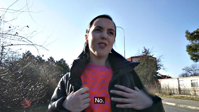 на природе ведёт себя, будто публика не существует